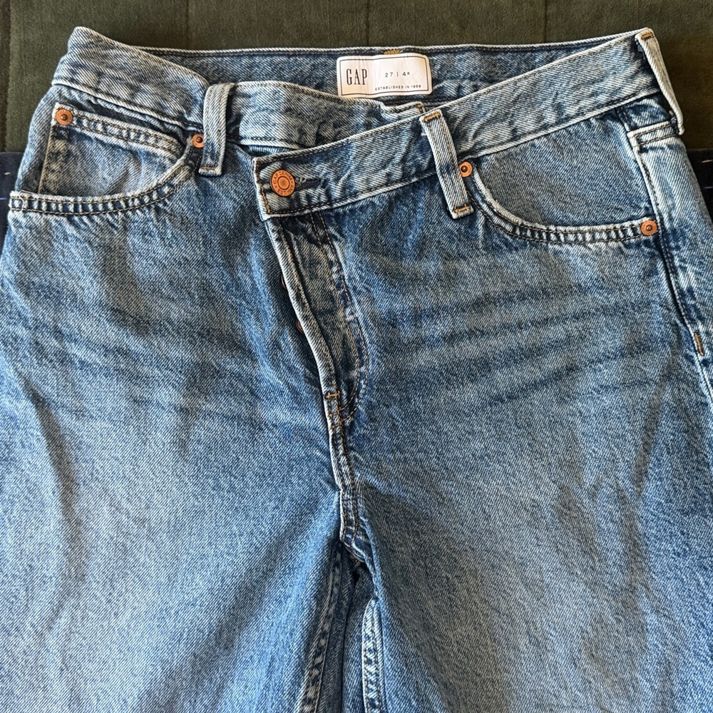 GAP Women’s High Rise Crossover Barrel Jean - Picture 2 of 10